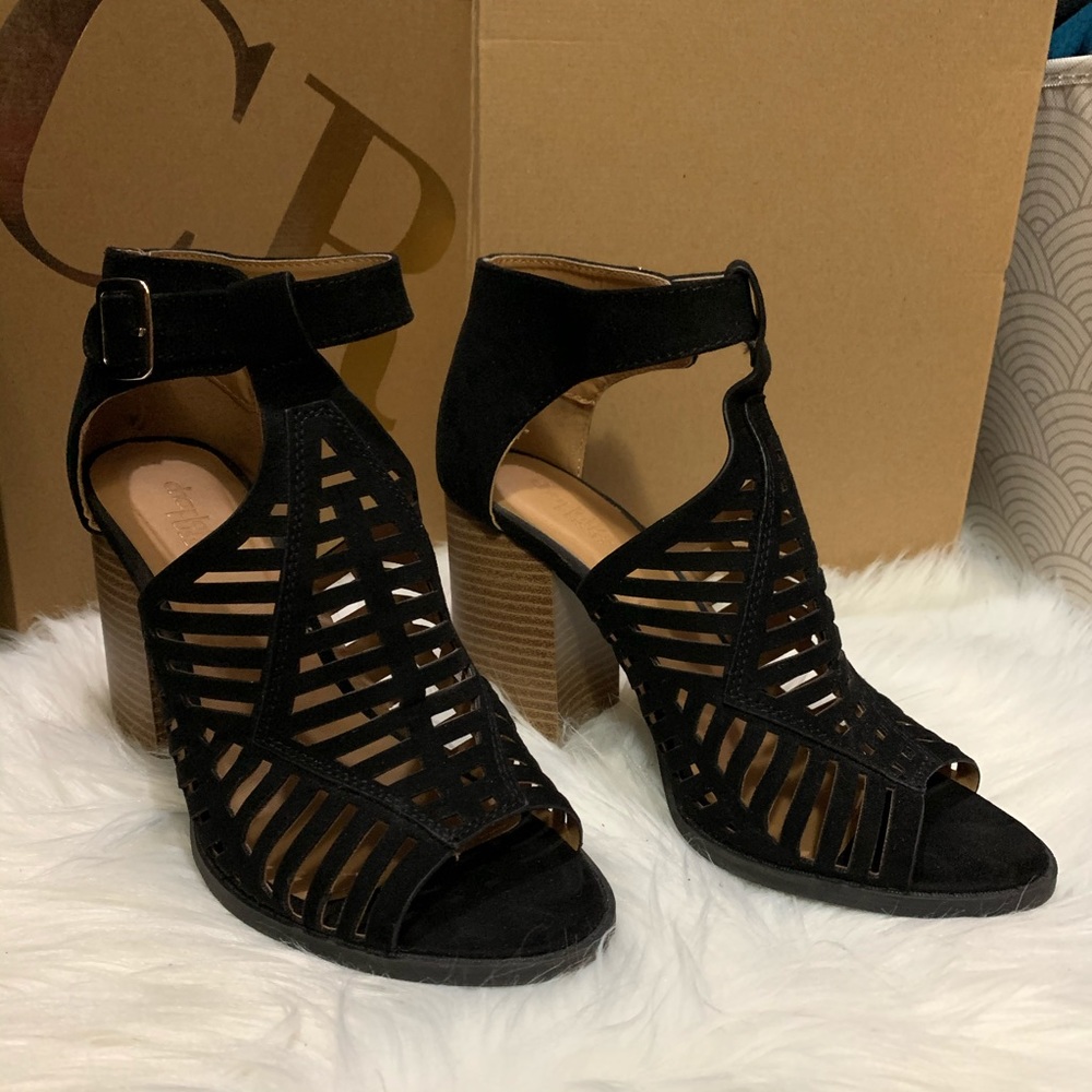 Sandals - Picture 2 of 3